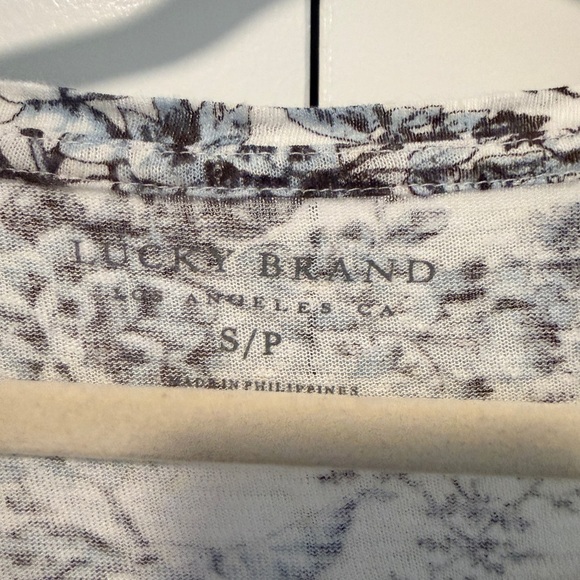 Lucky Brand Women’s Black & White Floral Print Short Sleeve Scoop Neck Top Sz S - Picture 3 of 3